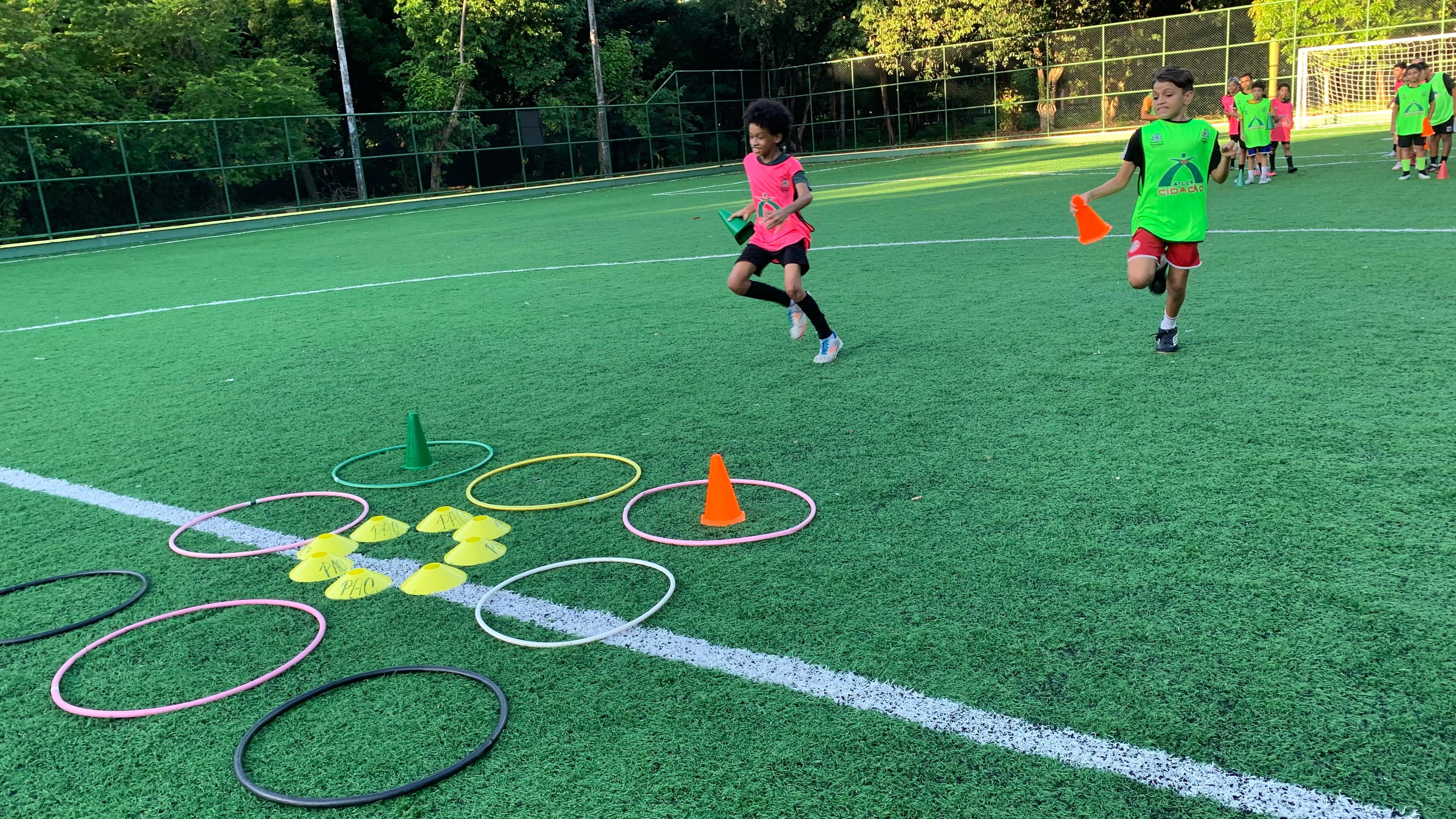 crianças jogando bola numa areninha